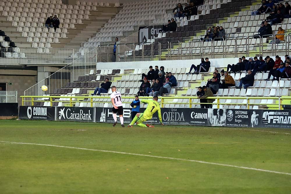 Juanma trata de proteger el balón