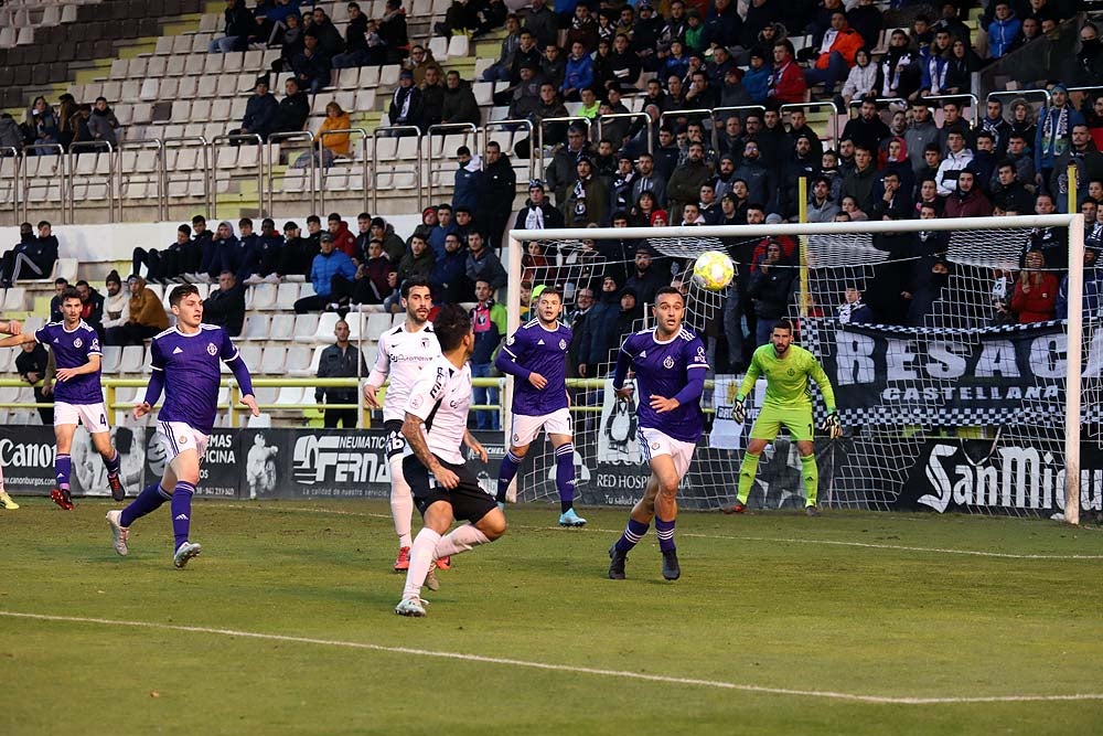 Juanma trata de proteger el balón