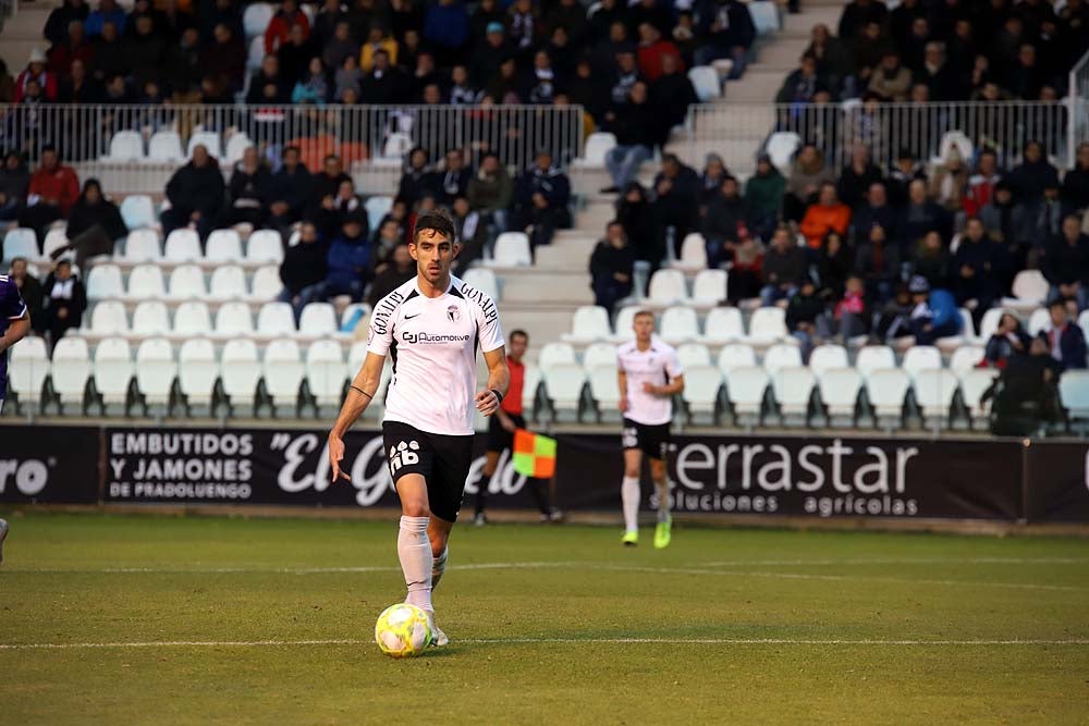 Juanma trata de proteger el balón