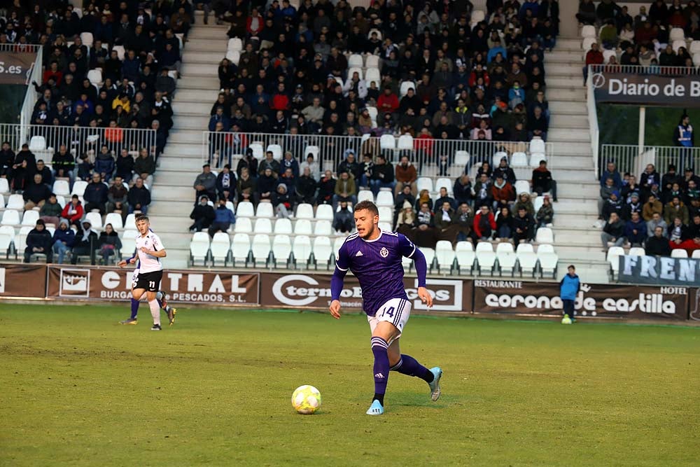 Juanma trata de proteger el balón