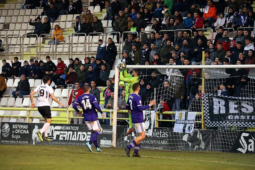 Juanma trata de proteger el balón