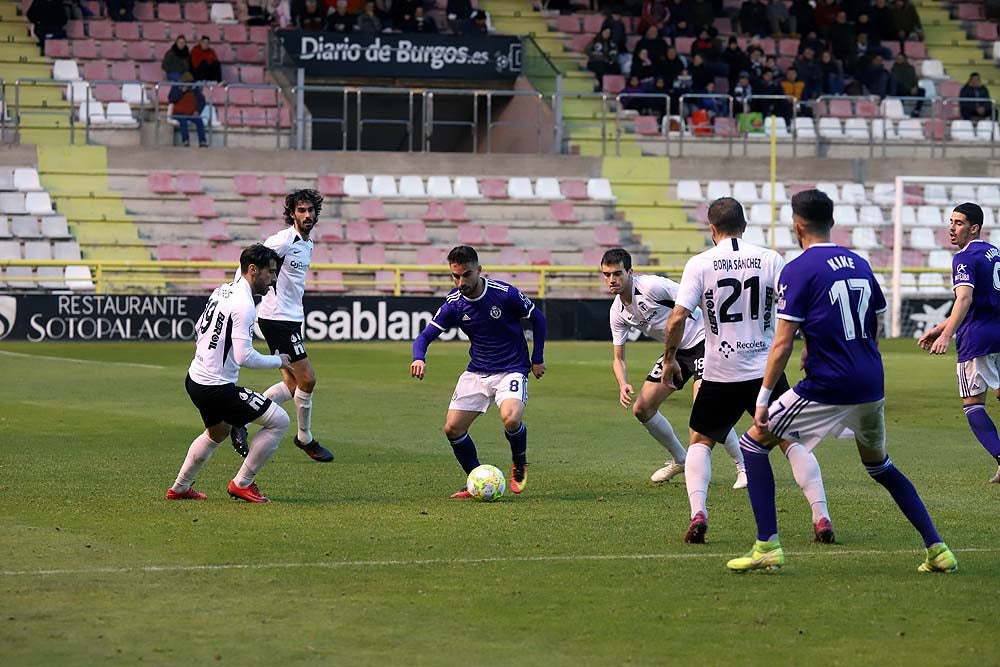 Juanma trata de proteger el balón