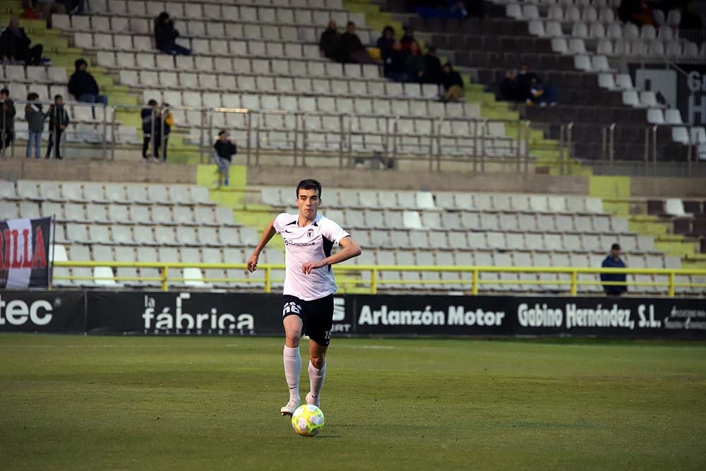 Juanma trata de proteger el balón