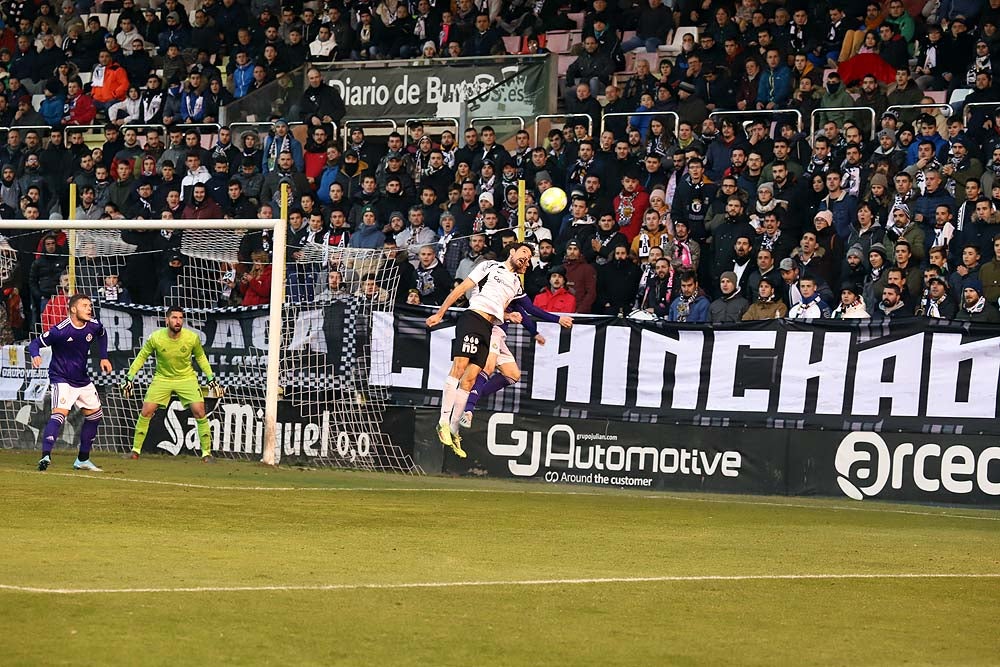 Juanma trata de proteger el balón