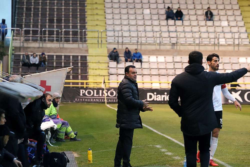 Juanma trata de proteger el balón