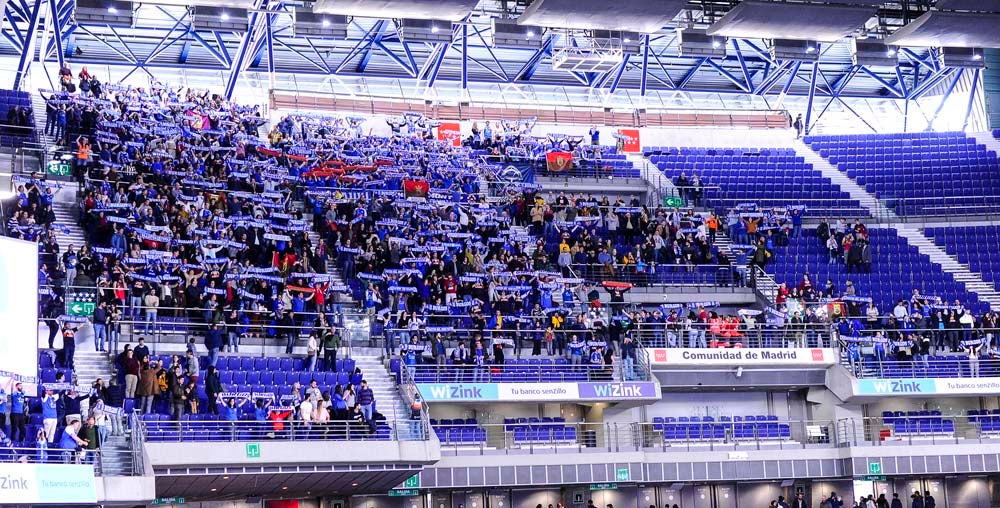 Los jugadores celebran con la grada la victoria