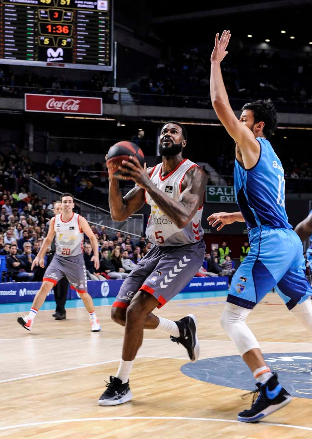 Los jugadores celebran con la grada la victoria