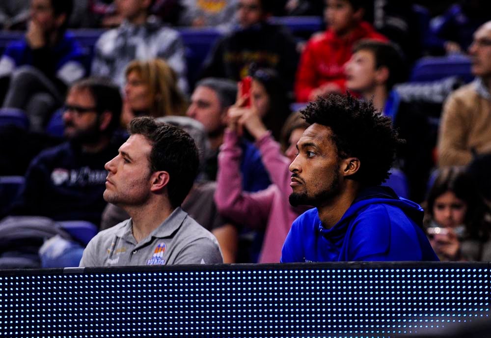 Los jugadores celebran con la grada la victoria