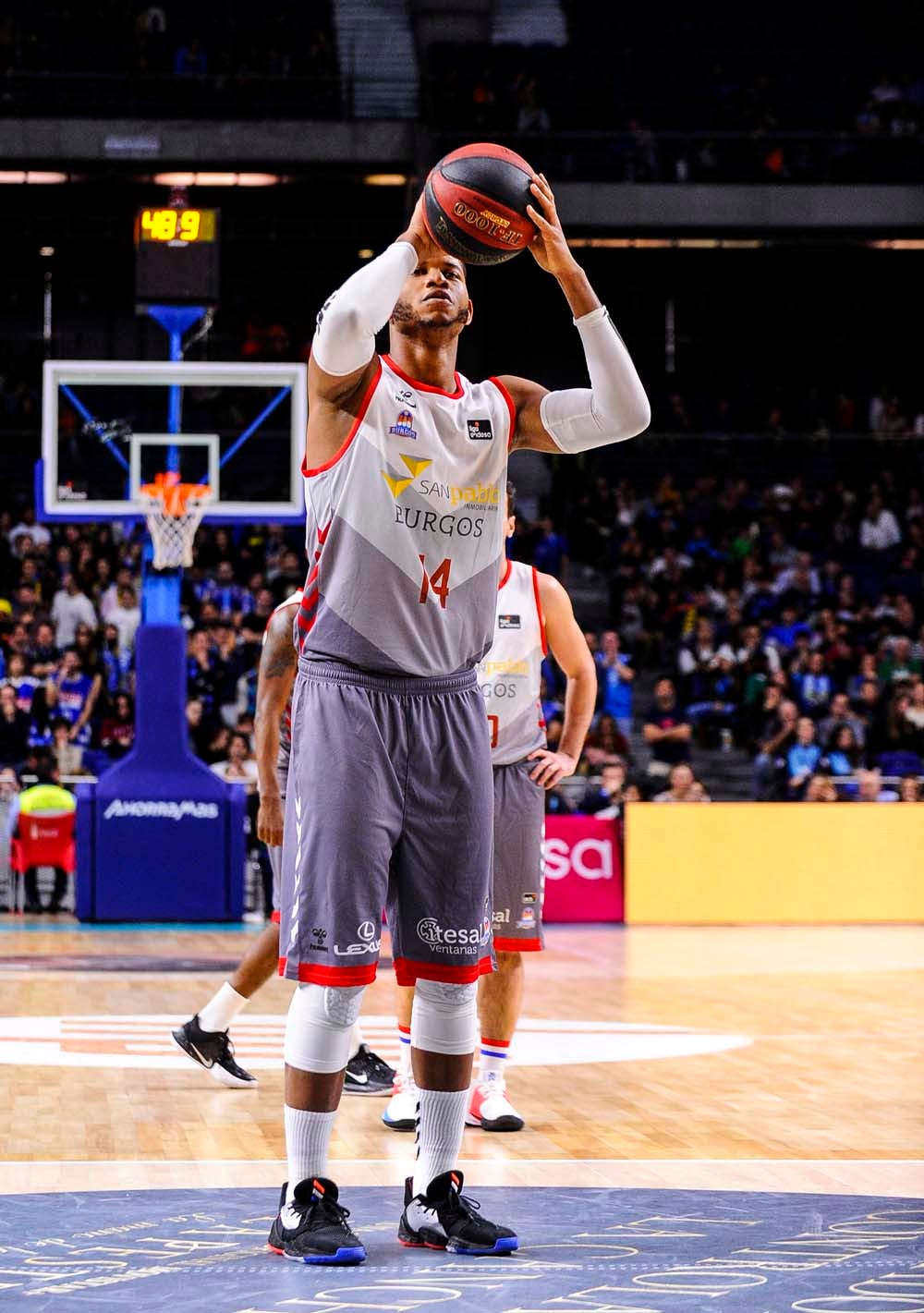Los jugadores celebran con la grada la victoria