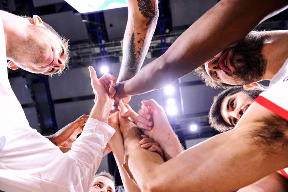 Los jugadores celebran con la grada la victoria