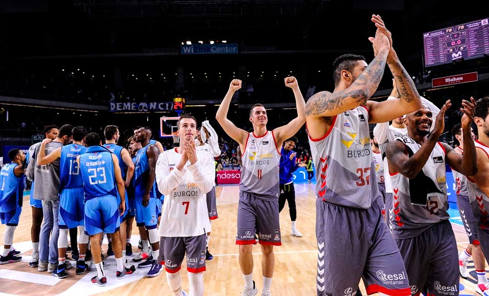 Los jugadores celebran con la grada la victoria
