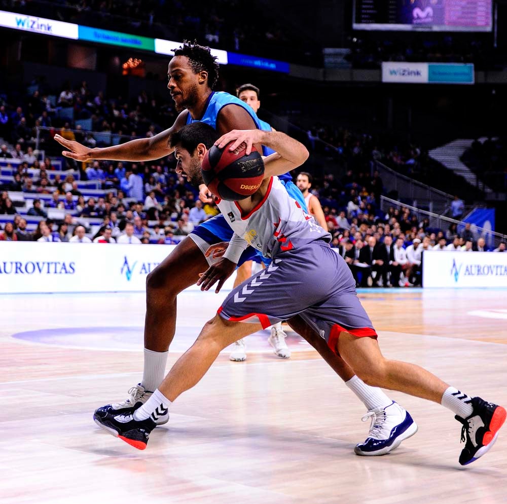 Los jugadores celebran con la grada la victoria