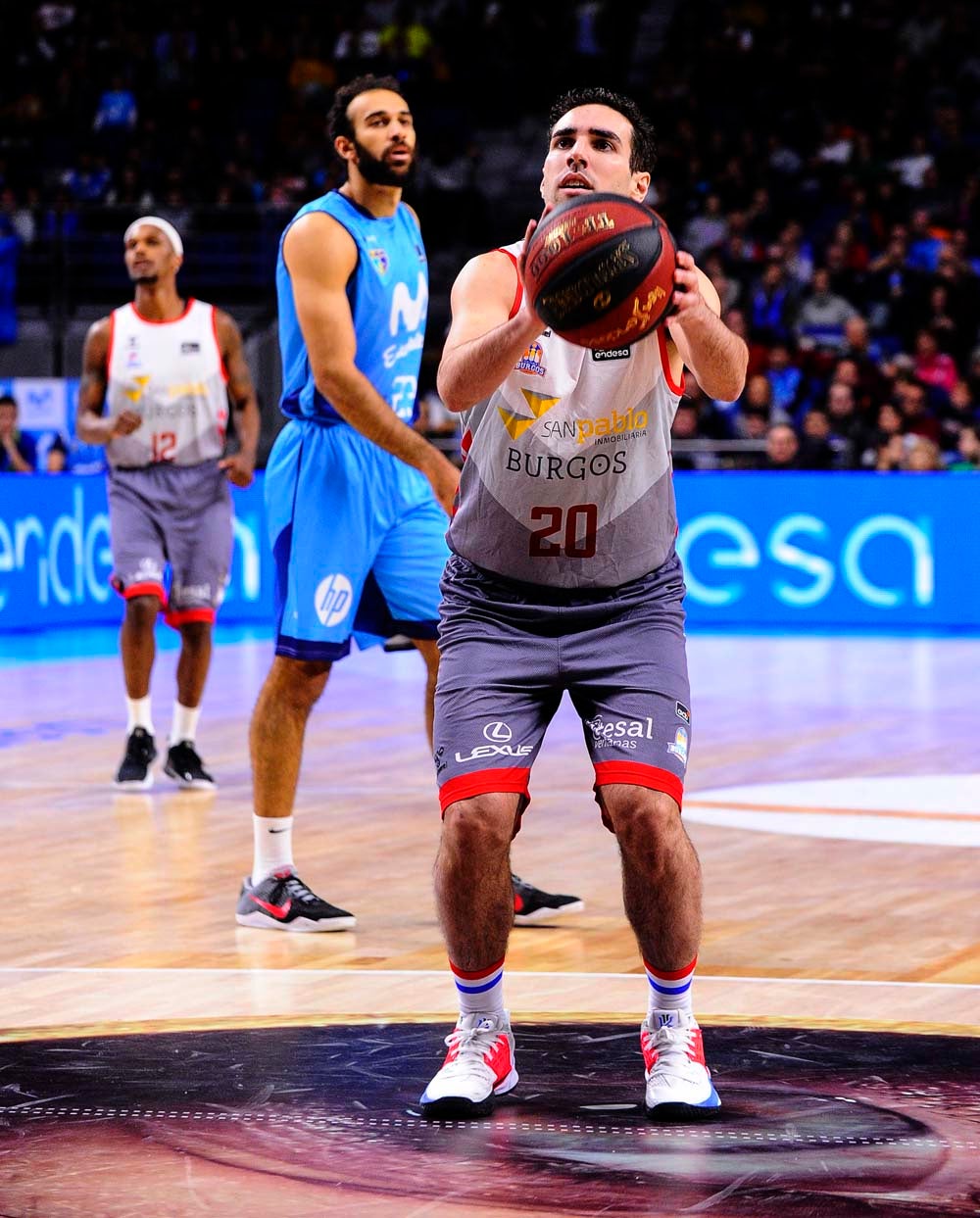 Los jugadores celebran con la grada la victoria