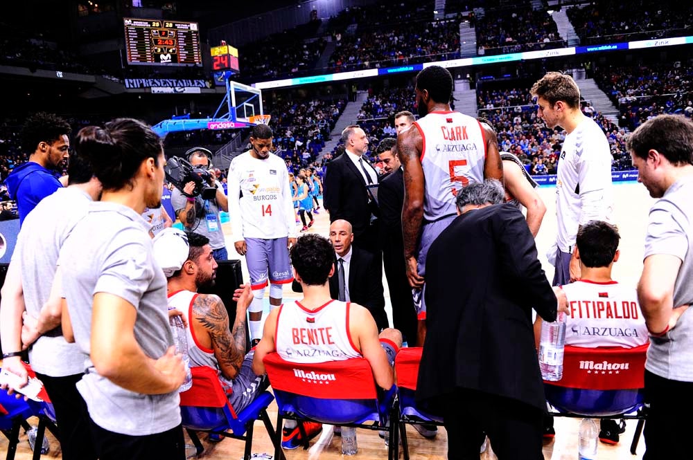 Los jugadores celebran con la grada la victoria