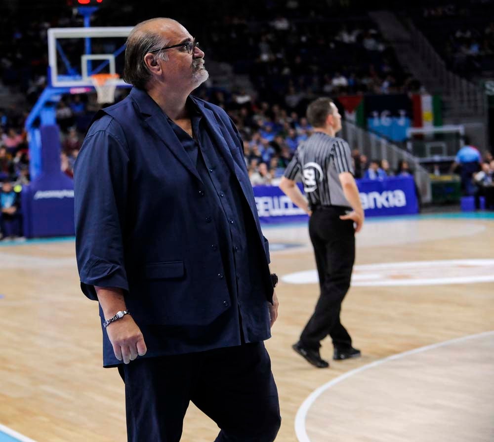 Los jugadores celebran con la grada la victoria