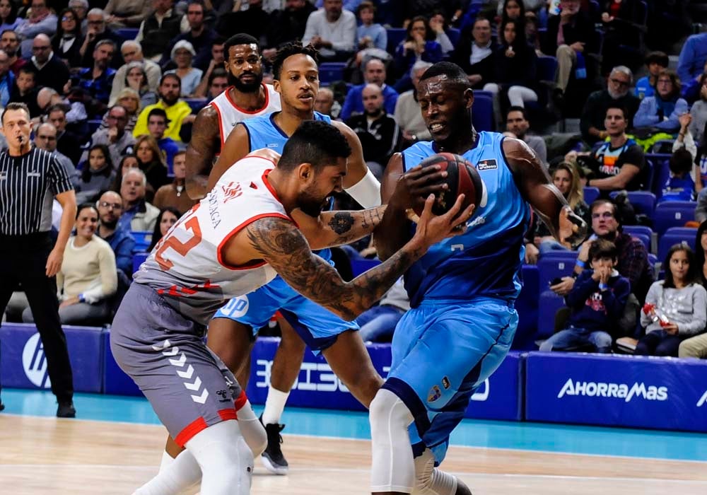 Los jugadores celebran con la grada la victoria