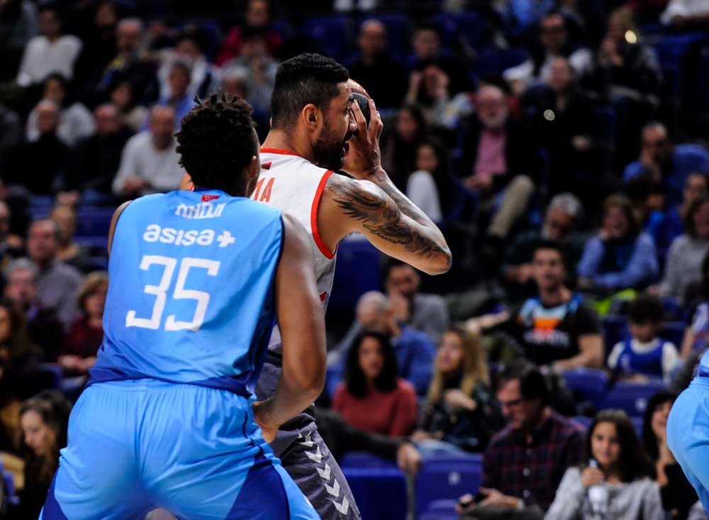 Los jugadores celebran con la grada la victoria