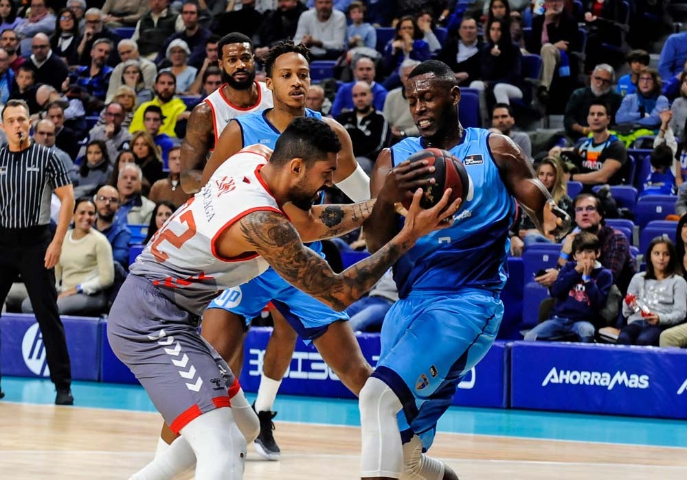 Los jugadores celebran con la grada la victoria