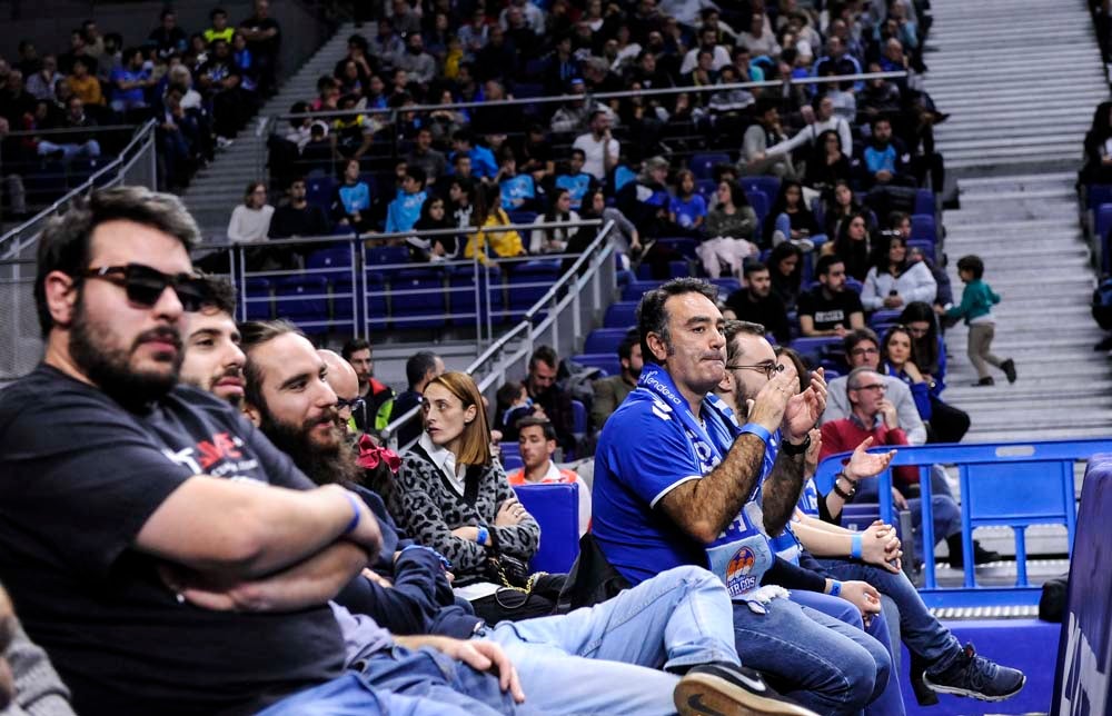 Los jugadores celebran con la grada la victoria