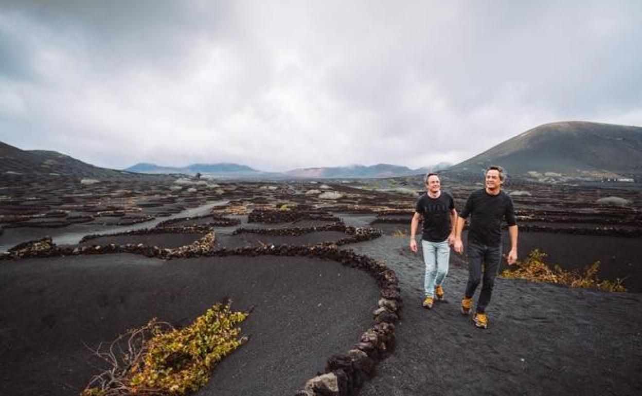 Los hermanos Torres caminan por Lanzarote durante el Festival Enogastronómico Saborea Lanzarote.