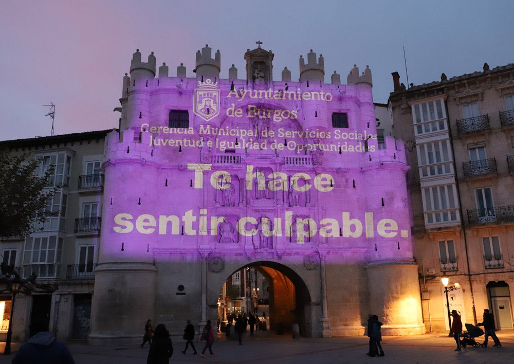 Cientos de personas se han manifestado por las calles de la capital burgalesa para visibilizar esta lacra social frente a las voces negacionistas, mostrar el apoyo a todas las compañeras que la sufren y la rabia contra los que la ejercen. 