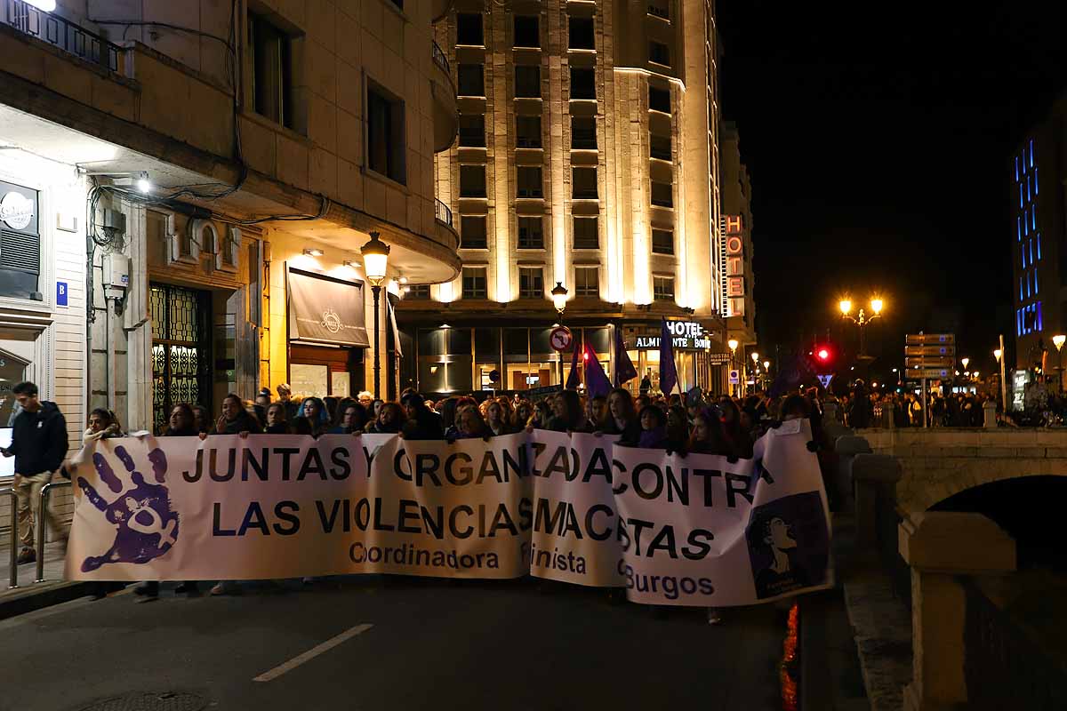 Cientos de personas se han manifestado por las calles de la capital burgalesa para visibilizar esta lacra social frente a las voces negacionistas, mostrar el apoyo a todas las compañeras que la sufren y la rabia contra los que la ejercen. 