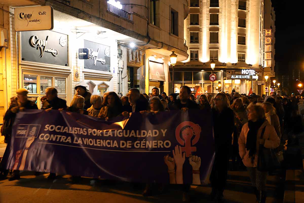 Cientos de personas se han manifestado por las calles de la capital burgalesa para visibilizar esta lacra social frente a las voces negacionistas, mostrar el apoyo a todas las compañeras que la sufren y la rabia contra los que la ejercen. 