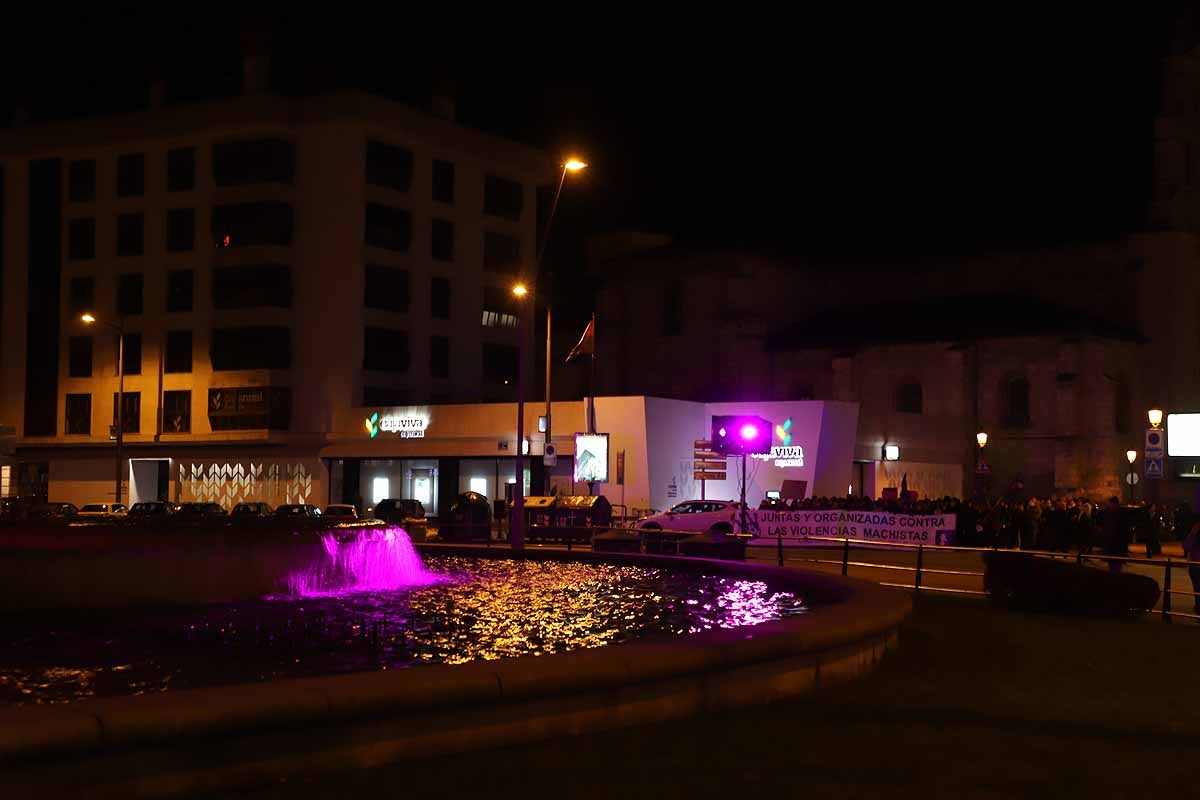 Cientos de personas se han manifestado por las calles de la capital burgalesa para visibilizar esta lacra social frente a las voces negacionistas, mostrar el apoyo a todas las compañeras que la sufren y la rabia contra los que la ejercen. 