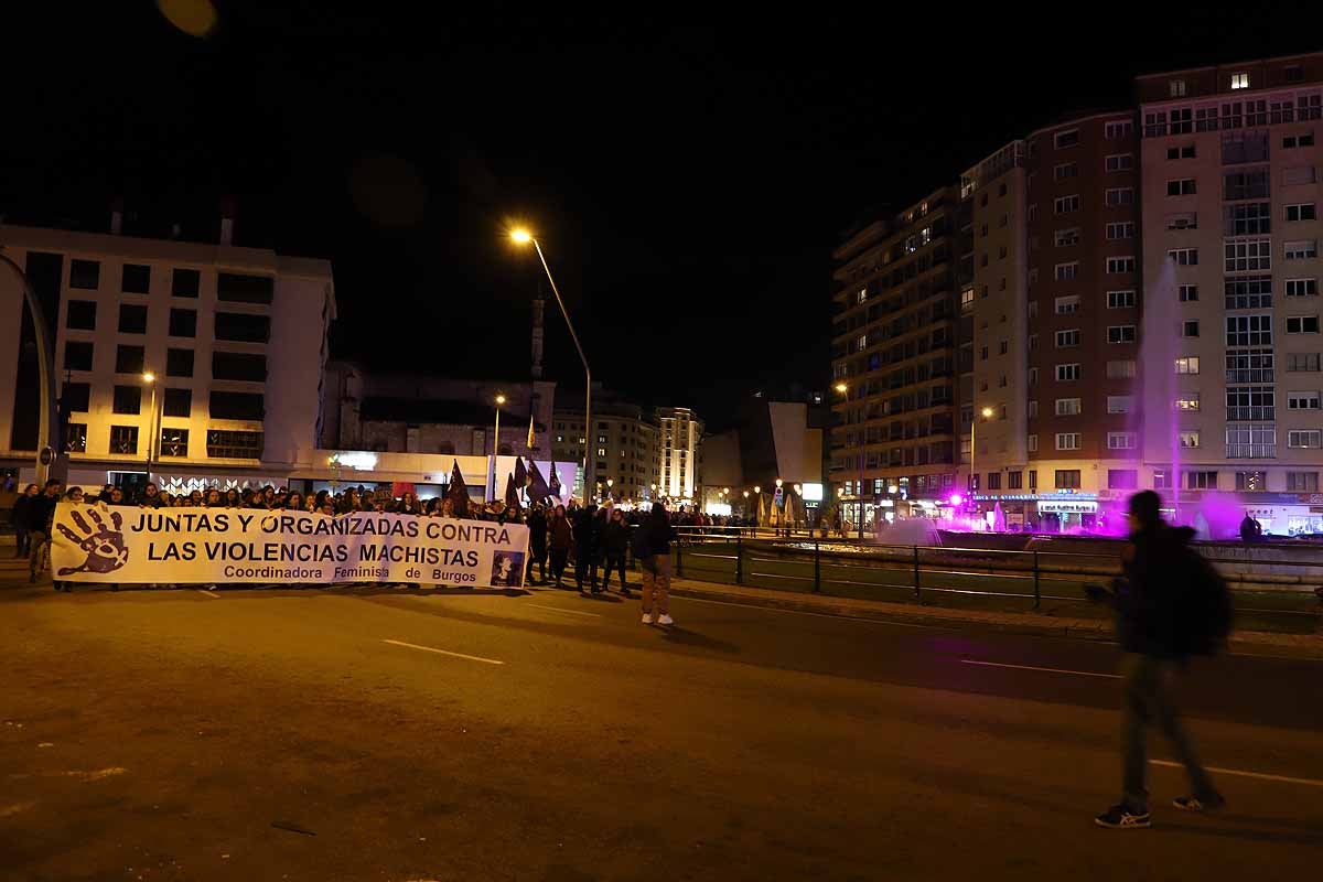 Cientos de personas se han manifestado por las calles de la capital burgalesa para visibilizar esta lacra social frente a las voces negacionistas, mostrar el apoyo a todas las compañeras que la sufren y la rabia contra los que la ejercen. 