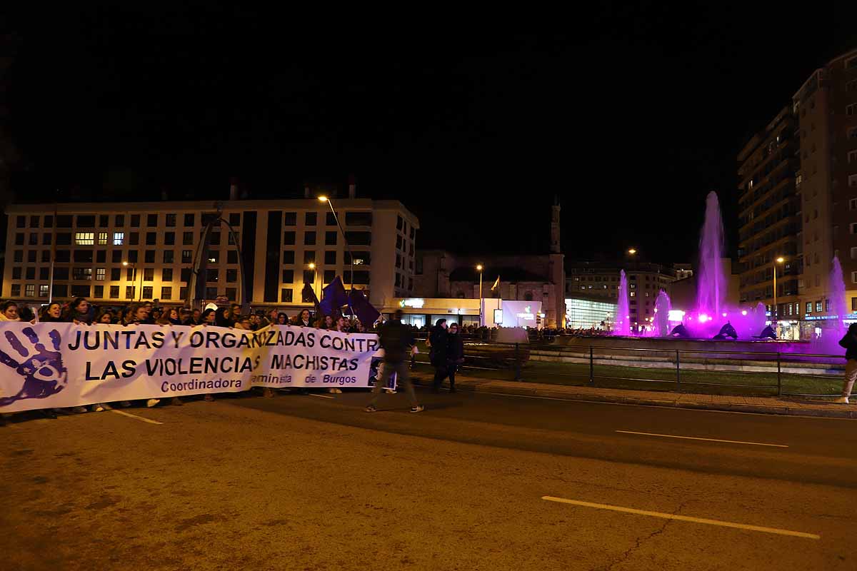 Cientos de personas se han manifestado por las calles de la capital burgalesa para visibilizar esta lacra social frente a las voces negacionistas, mostrar el apoyo a todas las compañeras que la sufren y la rabia contra los que la ejercen. 