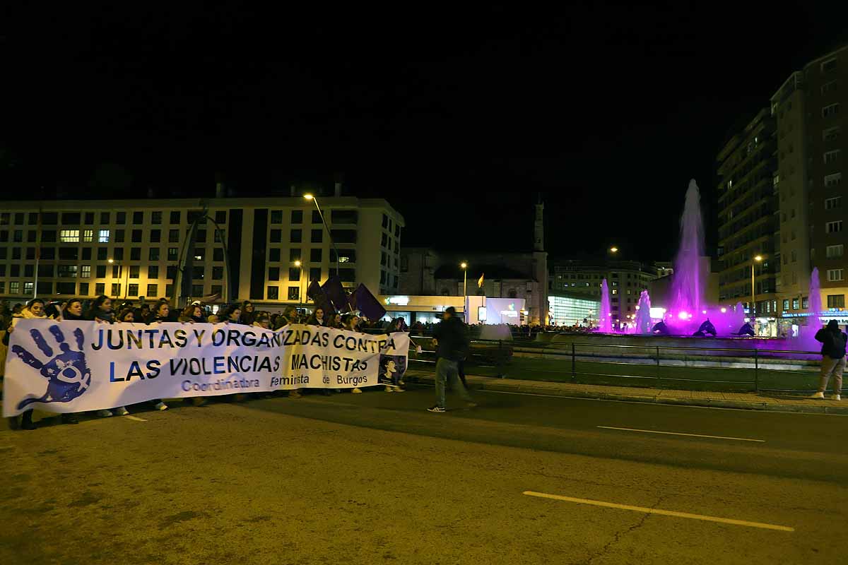 Cientos de personas se han manifestado por las calles de la capital burgalesa para visibilizar esta lacra social frente a las voces negacionistas, mostrar el apoyo a todas las compañeras que la sufren y la rabia contra los que la ejercen. 