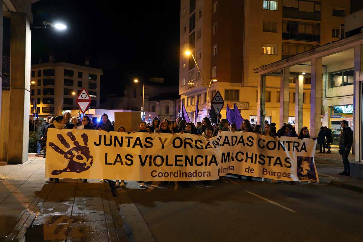 Cientos de personas se han manifestado por las calles de la capital burgalesa para visibilizar esta lacra social frente a las voces negacionistas, mostrar el apoyo a todas las compañeras que la sufren y la rabia contra los que la ejercen. 