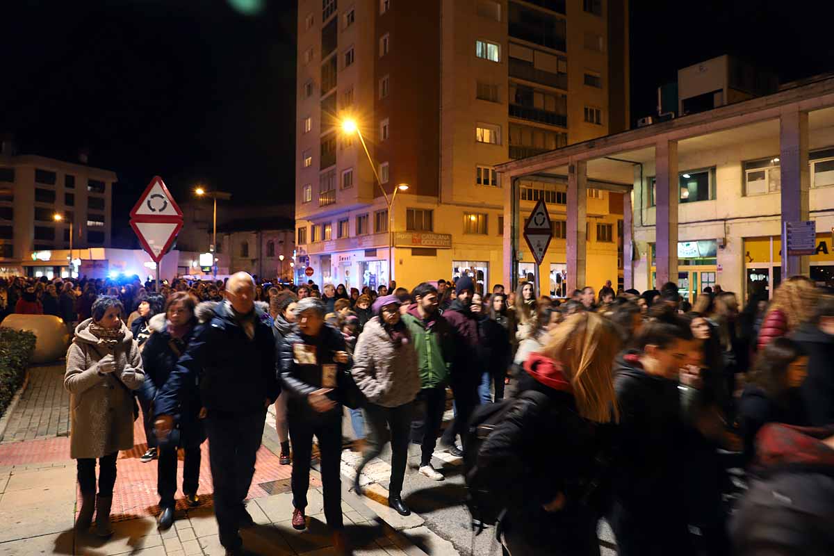 Cientos de personas se han manifestado por las calles de la capital burgalesa para visibilizar esta lacra social frente a las voces negacionistas, mostrar el apoyo a todas las compañeras que la sufren y la rabia contra los que la ejercen. 