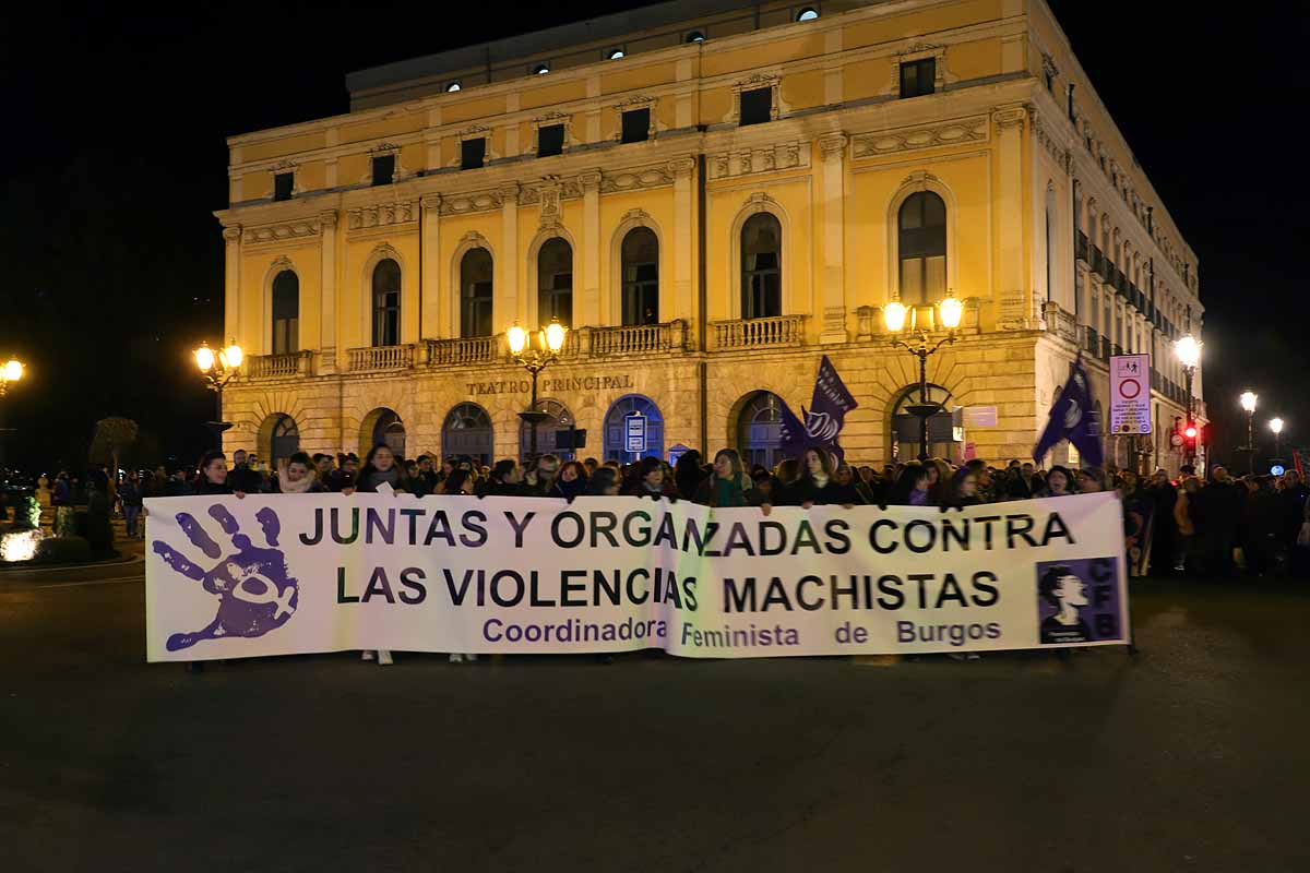 Cientos de personas se han manifestado por las calles de la capital burgalesa para visibilizar esta lacra social frente a las voces negacionistas, mostrar el apoyo a todas las compañeras que la sufren y la rabia contra los que la ejercen. 