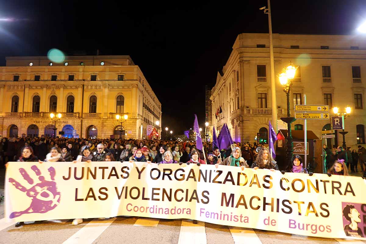 Cientos de personas se han manifestado por las calles de la capital burgalesa para visibilizar esta lacra social frente a las voces negacionistas, mostrar el apoyo a todas las compañeras que la sufren y la rabia contra los que la ejercen. 