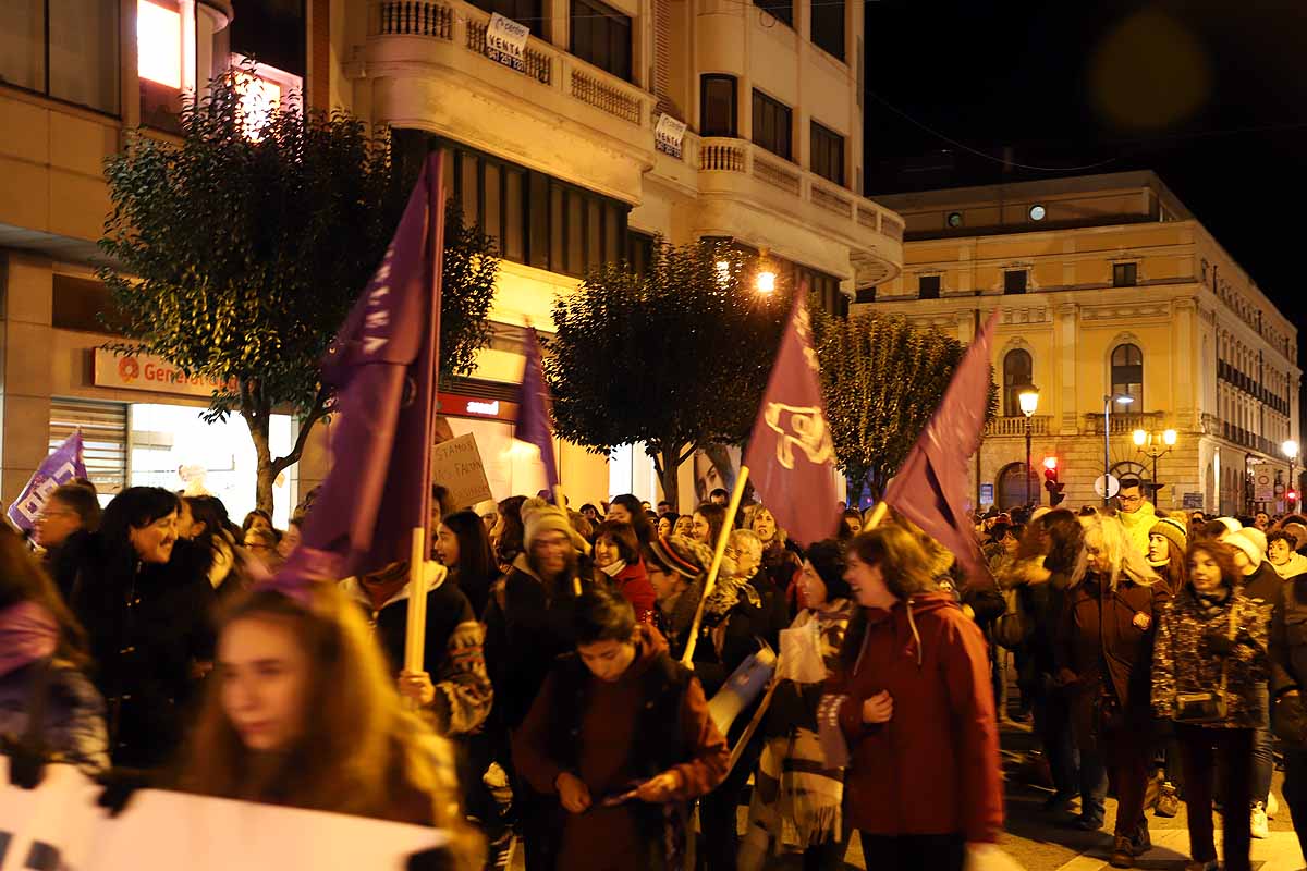 Cientos de personas se han manifestado por las calles de la capital burgalesa para visibilizar esta lacra social frente a las voces negacionistas, mostrar el apoyo a todas las compañeras que la sufren y la rabia contra los que la ejercen. 