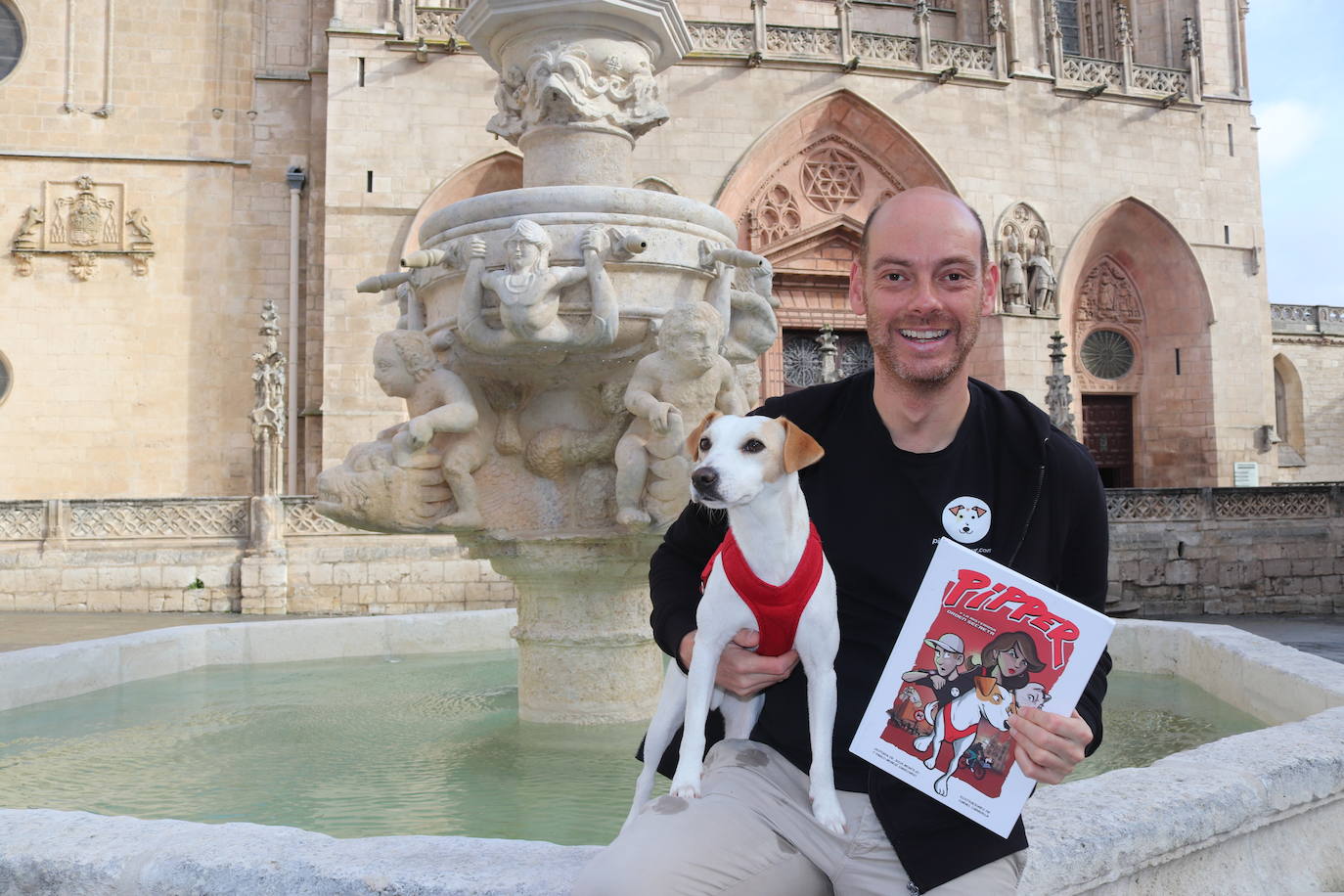 El can, junto con su dueño, Pablo Muñoz, promociona su último cómic, ambientado en Burgos.