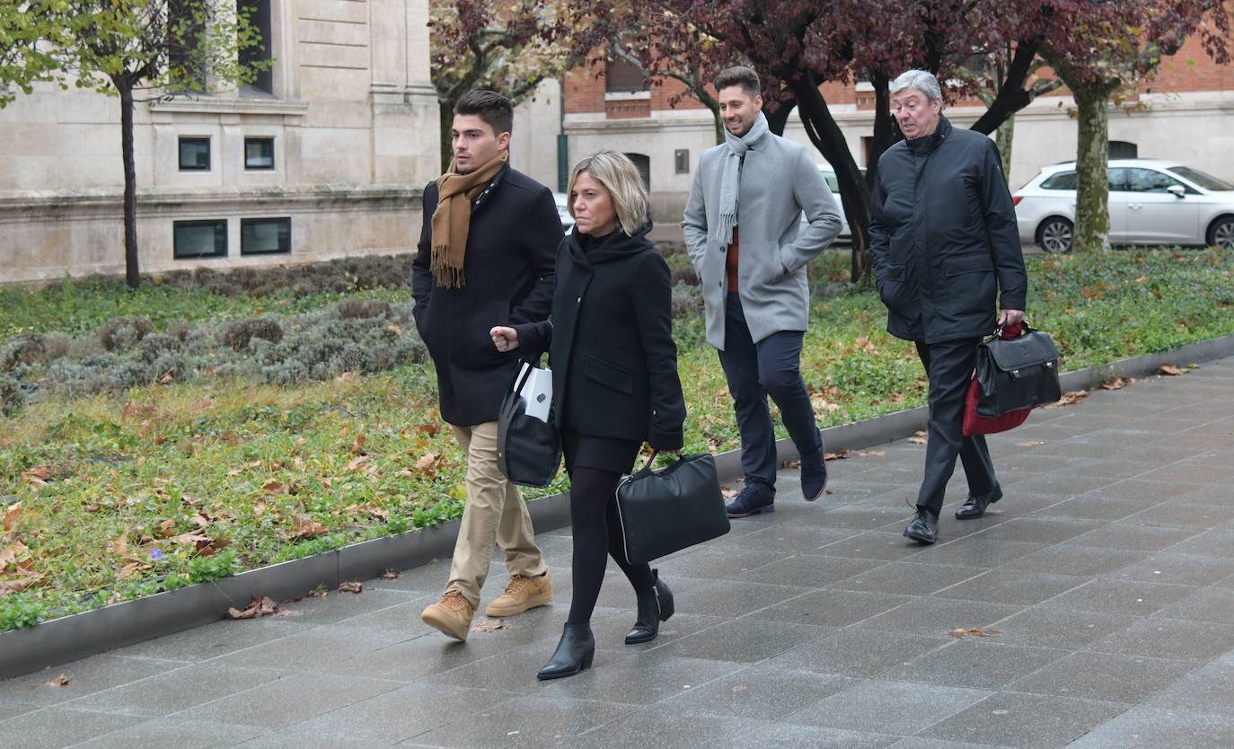 La anécdota de la jornada ha estado protagonizada por los fallos en el sistema informático que han impedido completar la prueba testifical prevista por viodeconferencia desde Aranda de Duero, prueba que se realizará mañana, lo que, previsiblemente, alargará la sesión. 