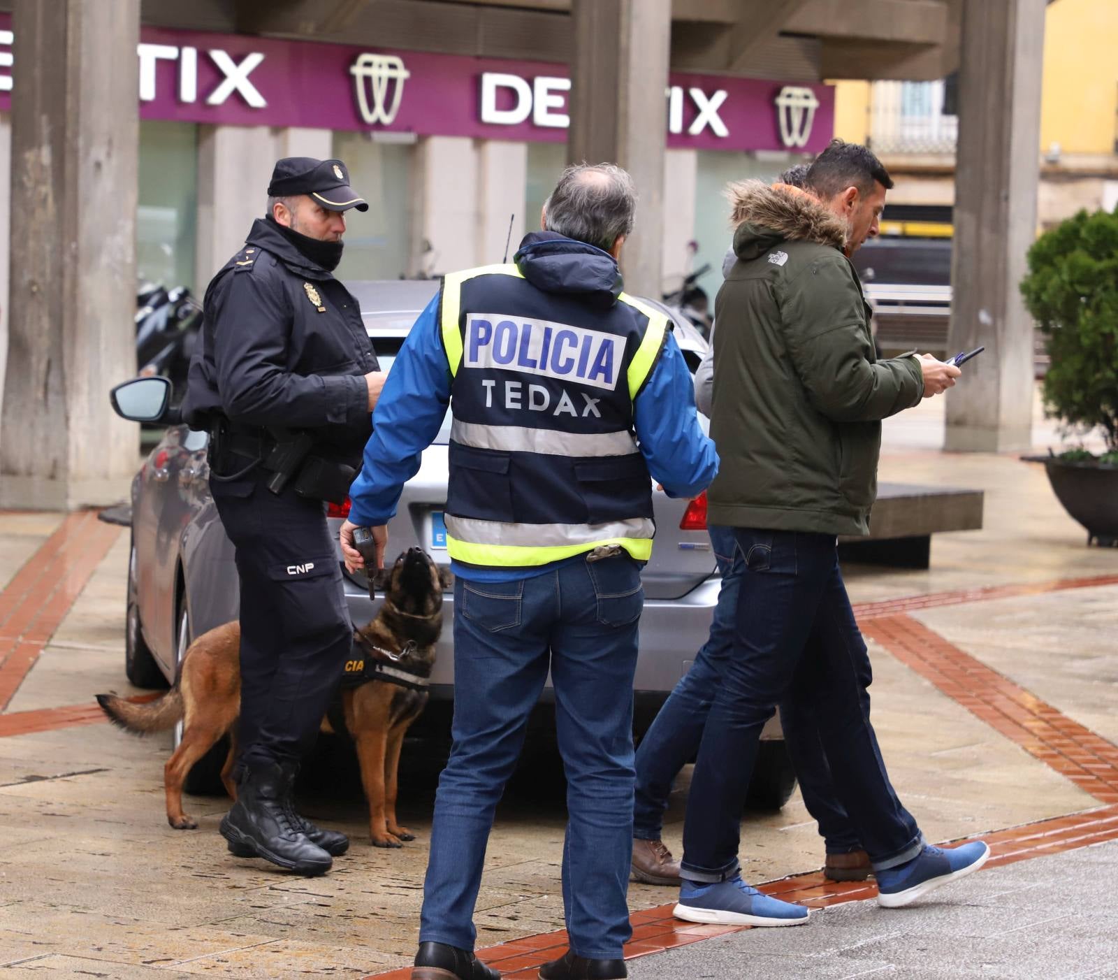 Los agentes de la Policía Nacional han acordonado la zona. 