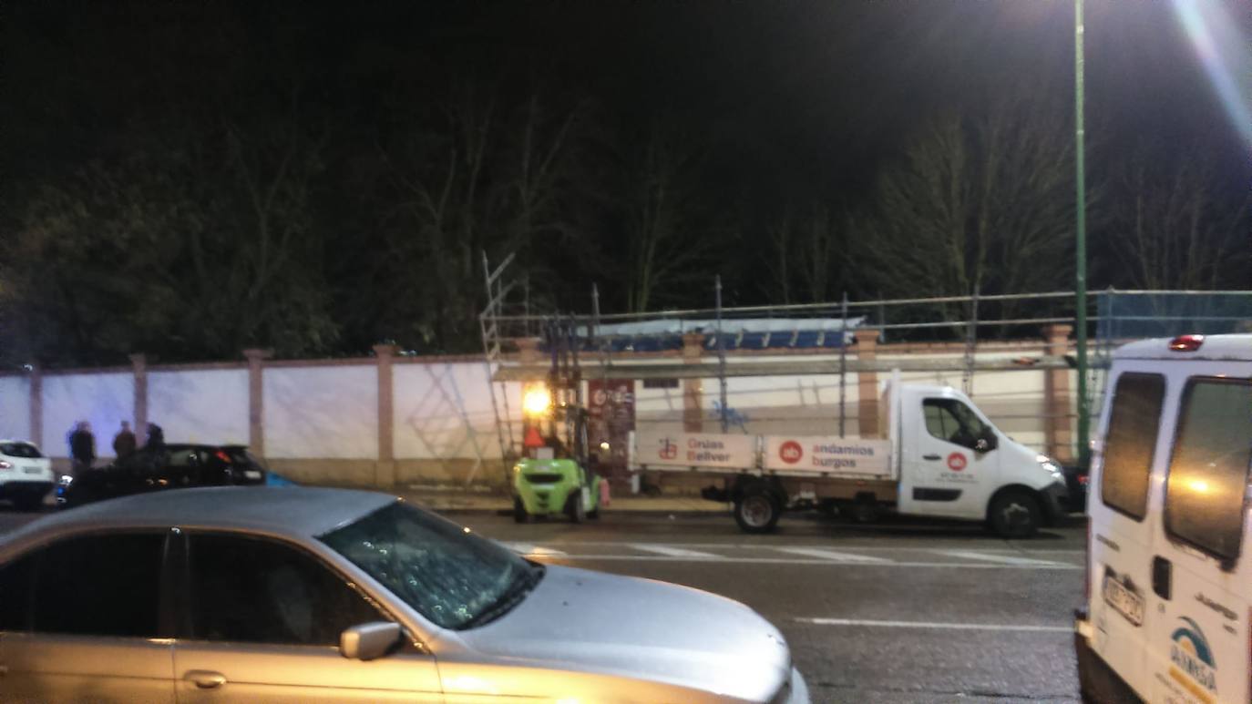 Una farola ha evitado que el andamio cayera sobre los vehículos estacionados en la calle. 