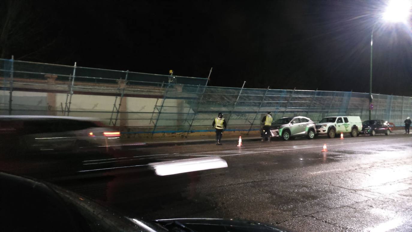 Una farola ha evitado que el andamio cayera sobre los vehículos estacionados en la calle. 