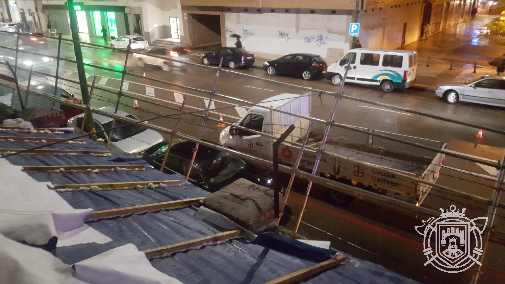 Una farola ha evitado que el andamio cayera sobre los vehículos estacionados en la calle. 