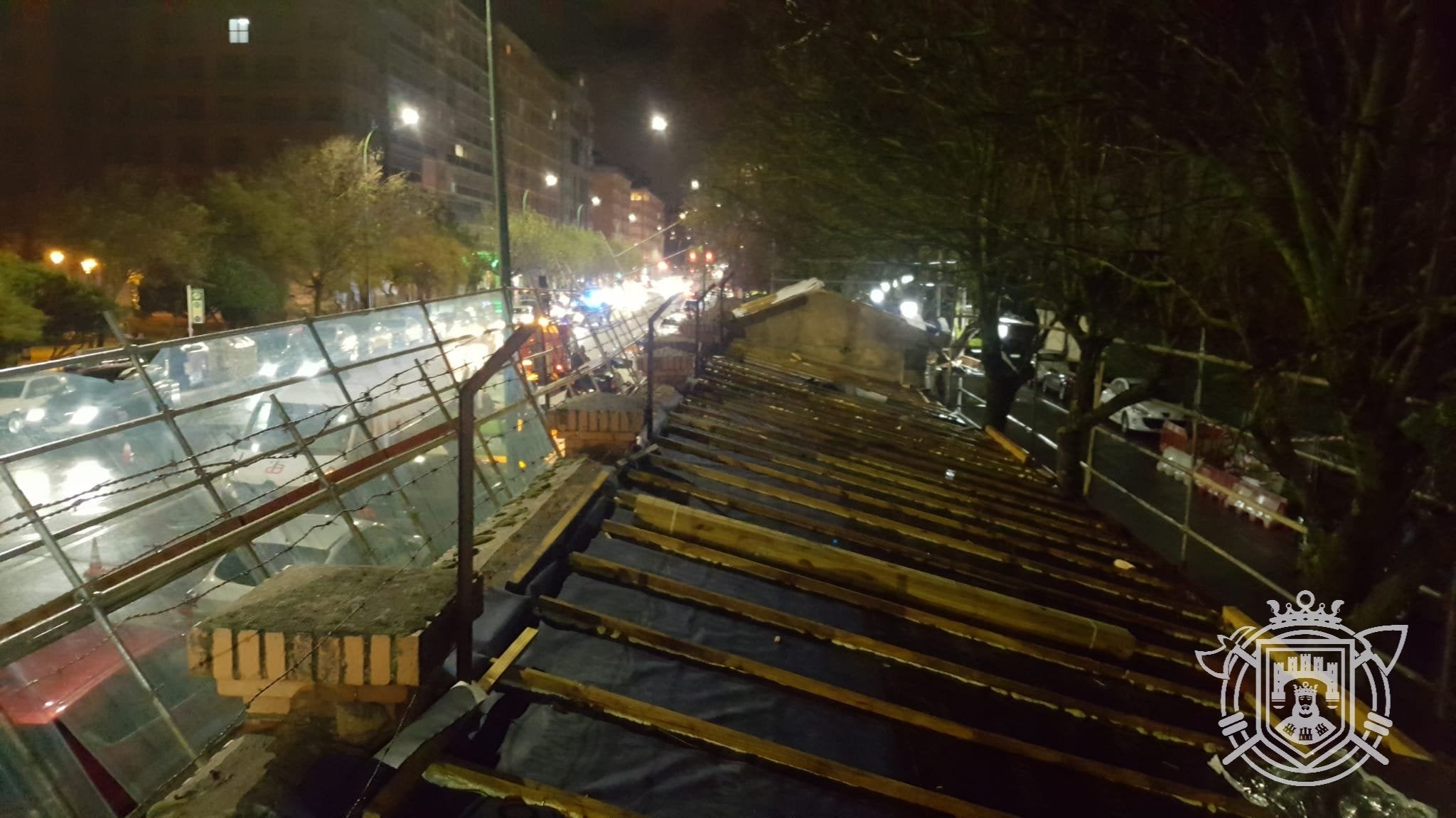 Una farola ha evitado que el andamio cayera sobre los vehículos estacionados en la calle. 