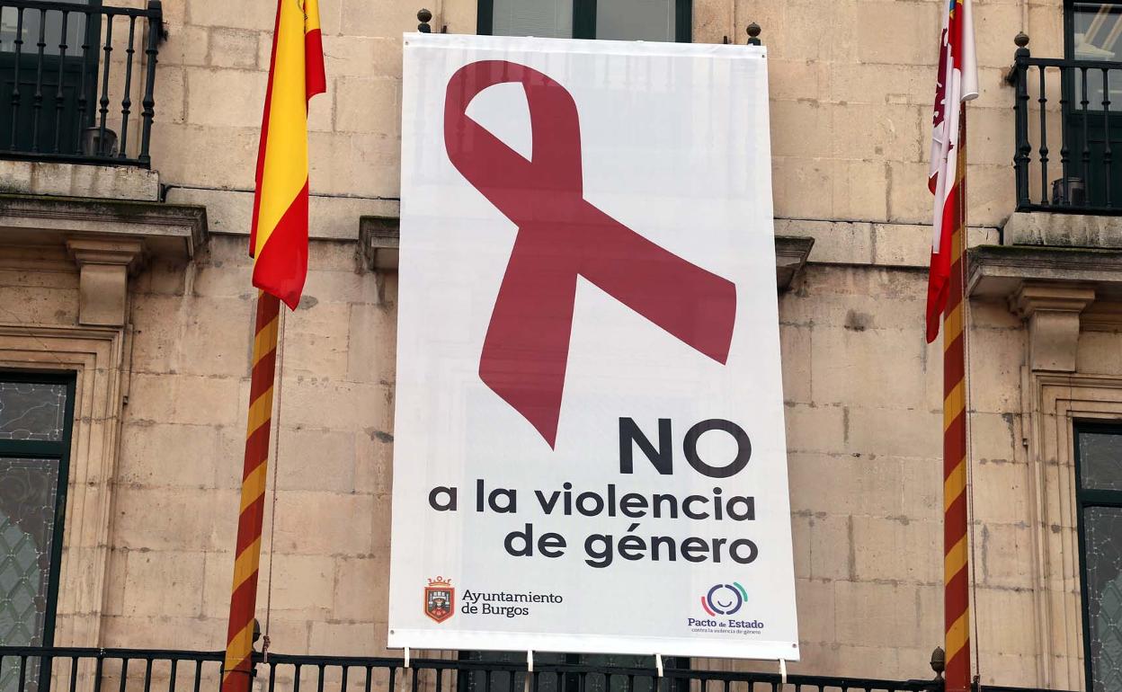 Cartel contra la violencia de género que cuelga en la fachada del Ayuntamietno de Burgos. 