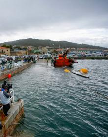 Imagen secundaria 2 - Una flota de lanchas esperaba al narcosubmarino para recoger la droga en Galicia