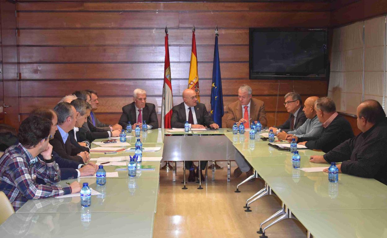 Reunión celebrada hoy en Valladolid para abordar la situación del seguro agrario. 