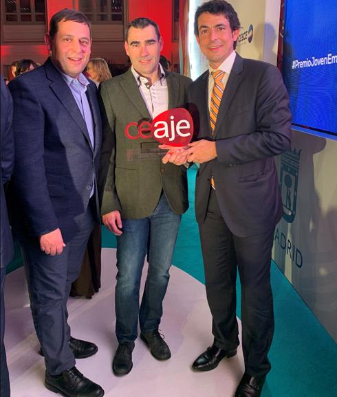 Jorge Bermejo (centro) junto al ganador y otro finalista.