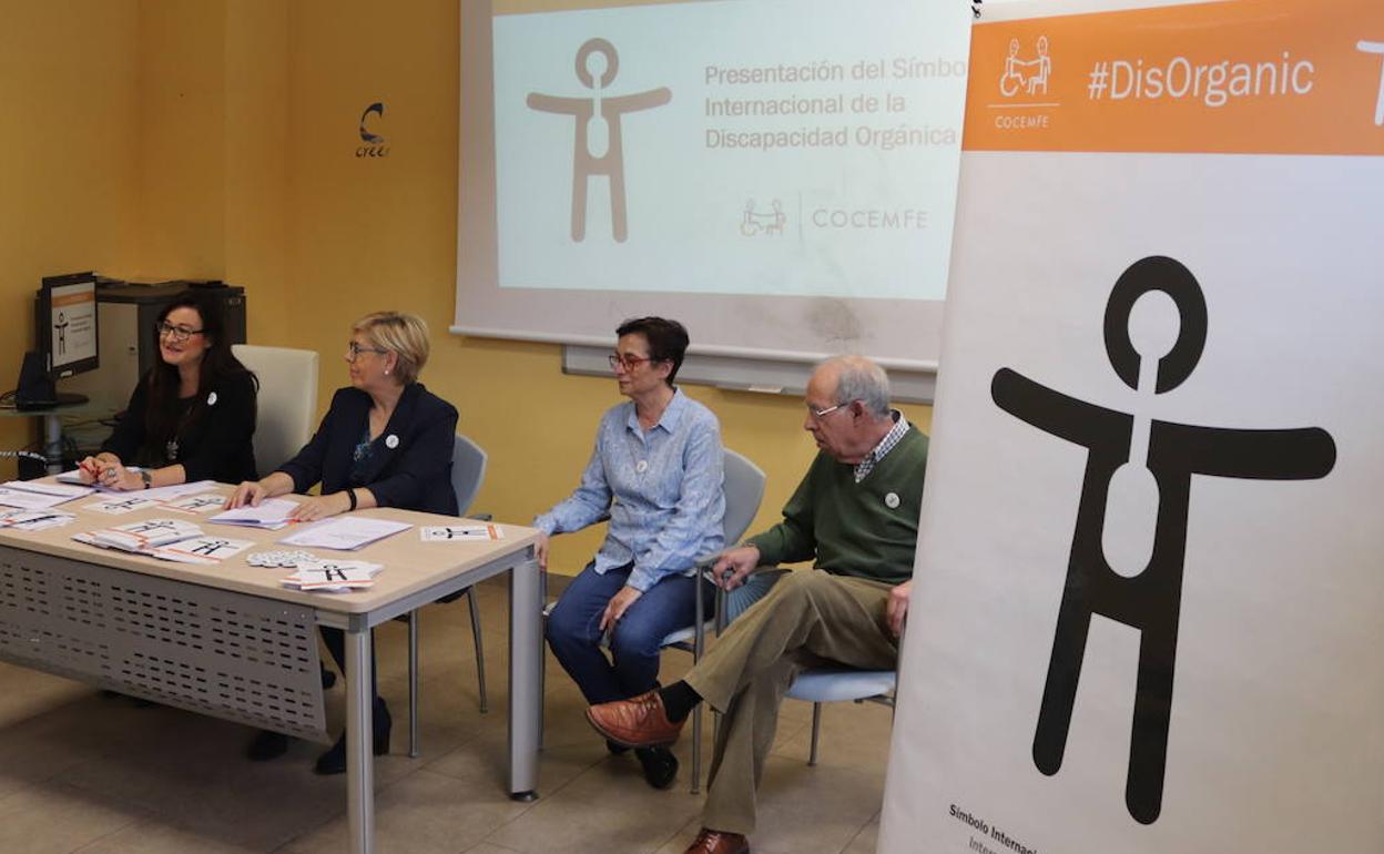 Eva Calle,María Jesús Delgado, Pilar Fernández y Serafín Mínguez, en la presentación del símbolo internacional de la discapacidad orgánica.