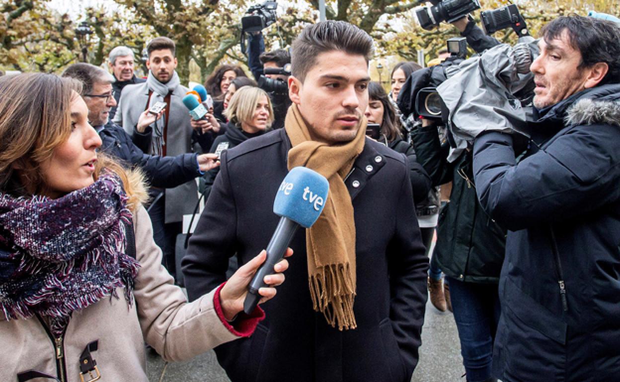 Raúl Calvo, uno de los acusados, a la entrada del juicio. 