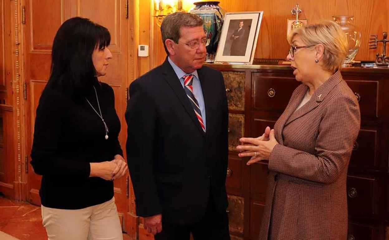 Inmaculada Sierra, diputada provincial, César Rico, presidente de la Diputación, y Mª Jesús Delgado, presidenta de Párkinson Burgos